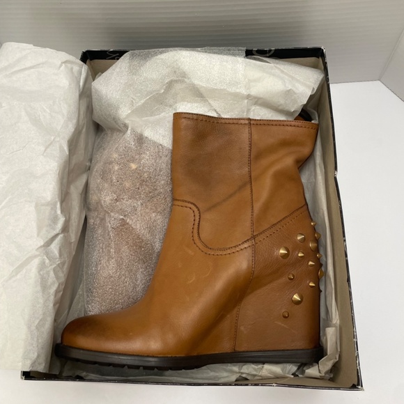 ***NIB***WEDGE BOOTIES WITH GOLD RIVETS (SZ40) - Picture 14 of 15